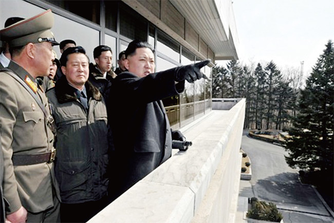 김정은이 2012년 판문점을 시찰하면서 남쪽을 가리키고 있다. ⓒphoto KCNA