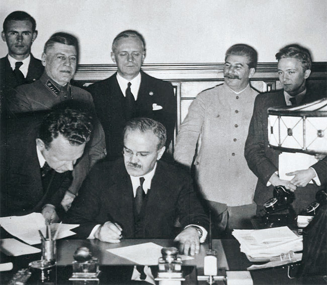 2차대전 중인 1939년 8월 히틀러와 스탈린이 체결한 독·소불가침조약 서명식.
