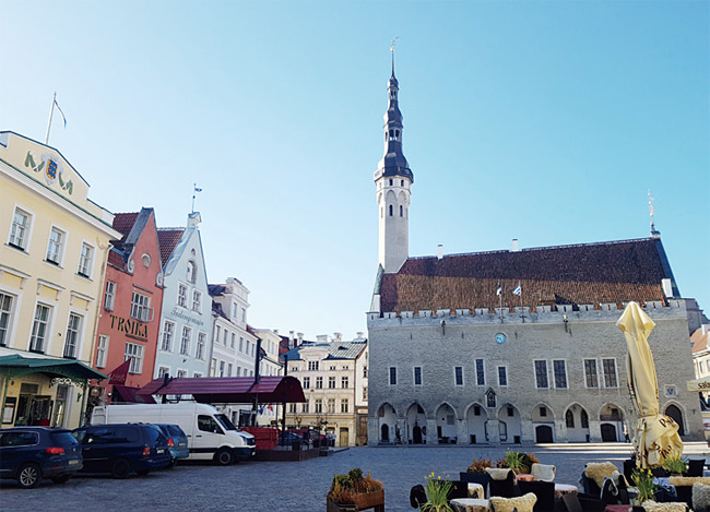 에스토니아 수도 탈린 구시가의 시청광장.