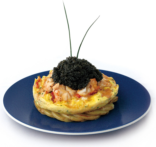 한 접시에 270여만원에 이르는 ‘노마스’의 오믈렛. 고기 반 근 분량의 캐비어가 올려진다.