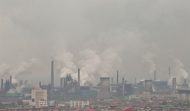 지난 4월 14일 중국 허베이성 우안시의 공장에서 연기가 뿜어져 나오고 있다. ⓒphoto 김종연 영상미디어 기자