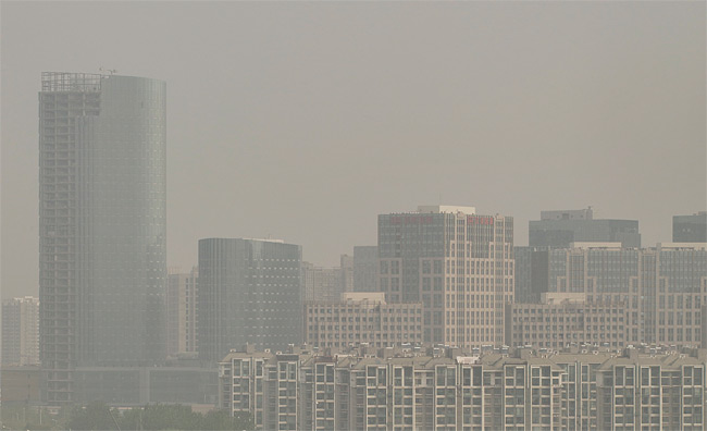 지난 4월 14일 오후 중국 허난성 정저우시 시내가 미세먼지로 뒤덮여 있는 모습. ⓒphoto 김종연 영상미디어 기자