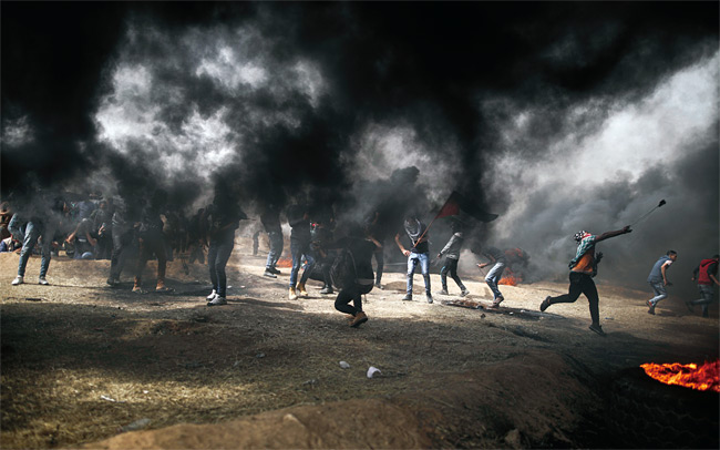 지난 4월 20일 가자지구에서 팔레스타인 시위대들이 이스라엘 군대에 맞서 격렬한 시위를 벌이고 있다. ⓒphoto 뉴시스