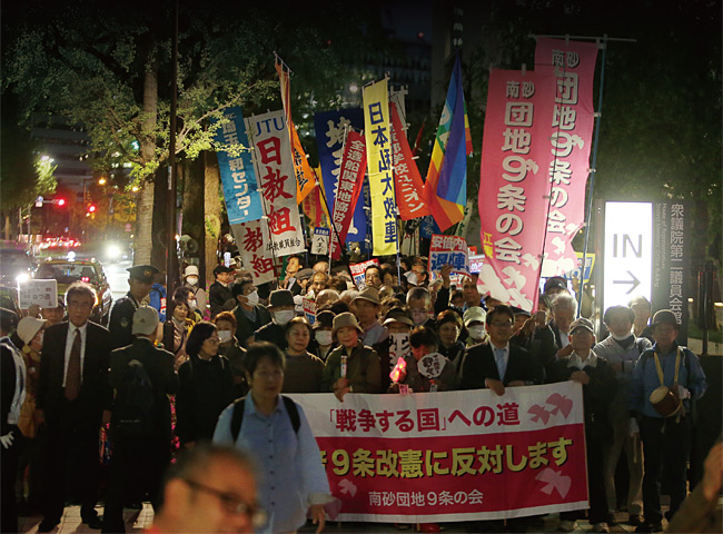 지난 4월 19일 일본 도쿄 나가타초에서 아베 정권 퇴진과 헌법 개정을 반대하는 집회가 열렸다. 평일 저녁이었지만 집회 참석자는 3000명에 달했다. ⓒphoto 서경리 탑클래스 기자