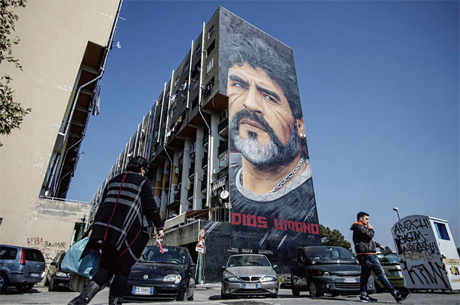나폴리 시내 한 건물 벽면을 장식한 마라도나 초상화.