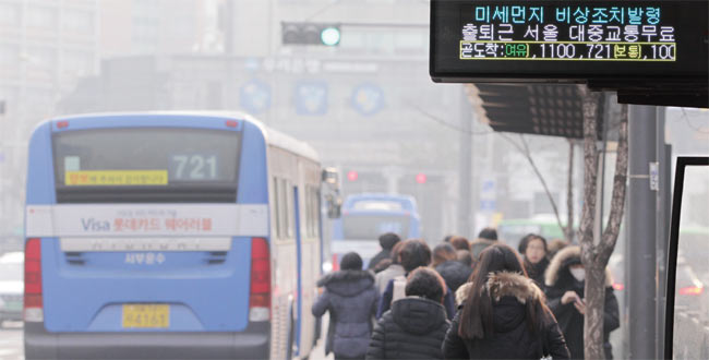 지난 1월 17일 서울시가 미세먼지 비상조치발령을 내려 대중교통을 무료로 이용하게 된 시민들이 서울 신촌의 버스정류장에 서 있다. ⓒphoto 장련성 조선일보 기자