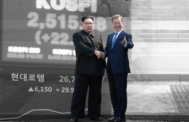 지난 4월 27일 판문점에서 만난 문재인 대통령과 김정은 국무위원장. 둘의 만남 후 첫 거래일이던 4월 30일 북한 테마주들이 폭등하며 주가지수가 2500포인트를 넘어섰다. ⓒphoto 뉴시스