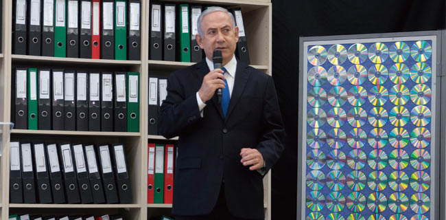 지난 4월 30일 베냐민 네타냐후 이스라엘 총리가 TV에 출연해 이란 핵 기밀 자료를 공개하고 있다. ⓒphoto 뉴시스