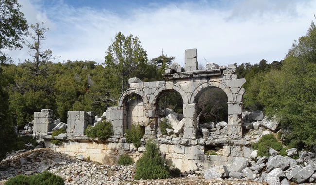 오이노안다 산꼭대기에 자리 잡은 그리스 고대 도시의 성벽.