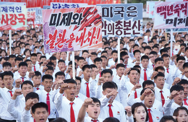 집회에서 반미 구호를 외치고 있는 북한의 젊은이들. ⓒphoto KCNA
