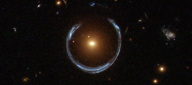 중력렌즈 현상을 촬영한 사진. 원 모양의 빛은 가운데 있는 별에 의해 뒤에서 오는 별빛이 퍼지면서 나타난 것이다.