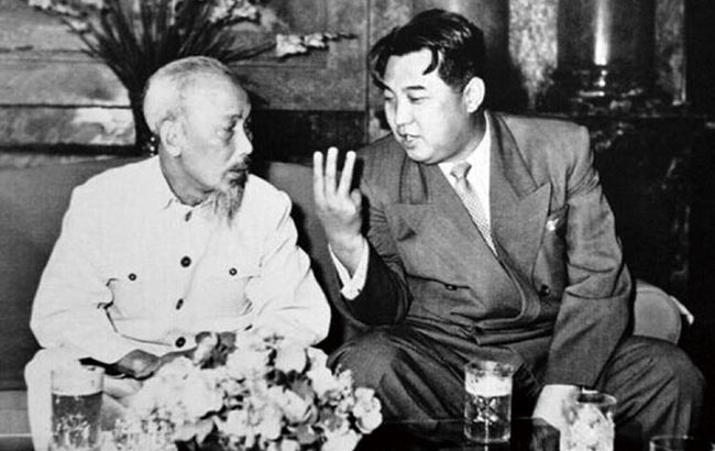 1964년 10월 베트남의 호찌민 주석이 하노이를 방문한 북한의 김일성과 대화하고 있다. ⓒphoto 베트남 공산당
