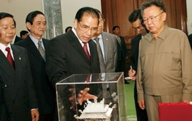 2007년 10월 북한을 방문한 농 득 마인 베트남 공산당 서기장이 김정일 북한 국방위원장에게 선물을 설명하고 있다. ⓒphoto KCNA