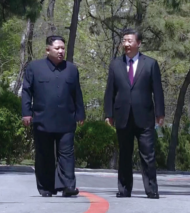 지난 5월 7일 중국 다롄을 방문한 김정은 위원장이 시진핑 주석(오른쪽)과 함께 산책을 하고 있다. ⓒphoto 뉴시스