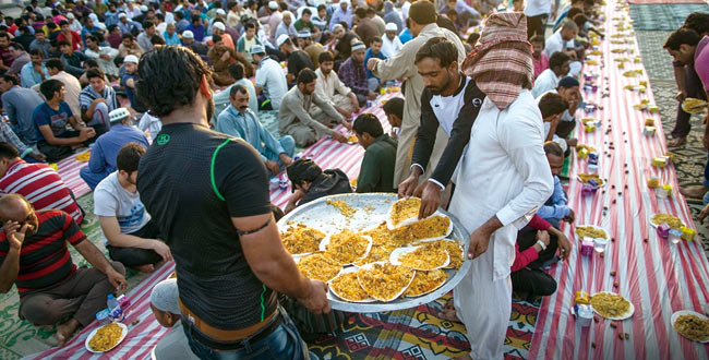 지난 5월 21일 아랍에미리트 두바이의 무슬림들이 라마단 기간 금식 후 첫 식사인 ‘이프타르’를 준비하고 있다. ⓒphoto 뉴시스
