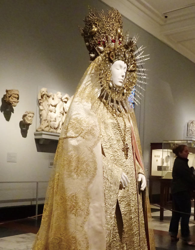 뉴욕 메트로폴리탄 뮤지엄에서 열리고 있는 ‘천국의 의복-패션과 가톨릭의 상상력’ 특별전에 전시된 작품. 교황의 성의를 본뜬 크리스티앙 디오르의 이브닝 드레스다.