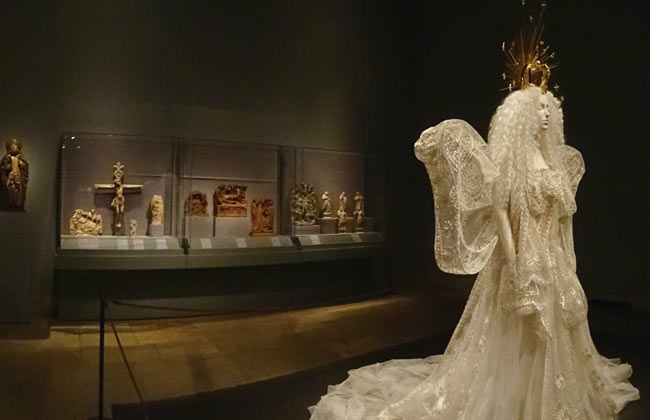 예수 벽화 바로 밑에 하얀 드레스를 입은 천사 마네킹 21개가 늘어서 있다.