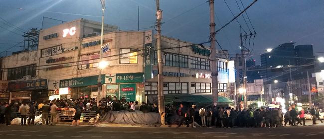 지난 5월 29일 오전 5시30분쯤 서울 구로구 남구로역 삼거리 근처 인도. 이곳에는 일자리를 찾는 중국인 근로자들이 모인다. ⓒphoto 배용진 기자