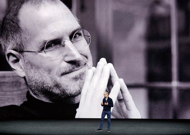 스티브 잡스 추모 사진을 배경으로 진행된 지난해 9월 애플의 신제품 발표 무대. ⓒphoto 뉴시스