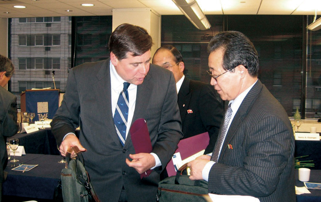 2007년 미국 뉴욕에서 열린 코리아 소사이어티 초청 강연에 참석했던 김계관 북 외무성 1부장과 게일 회장이 대화를 나누고 있다.