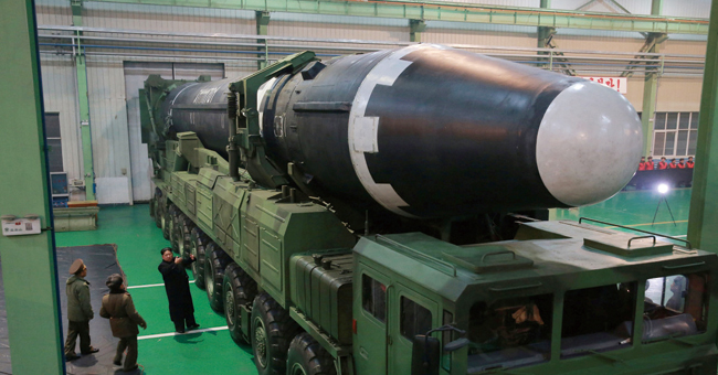 김정은이 지하시설에서 대륙간탄도미사일(ICBM)인 화성-15형을 바라보고 있다. ⓒphoto KCNA