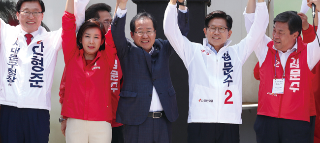 지난 5월 31일 서울역에서 열린 자유한국당 김문수 서울시장 후보(오른쪽 두 번째) 출정식에서 홍준표 대표(가운데)가 손을 치켜들고 있다. ⓒphoto 뉴시스