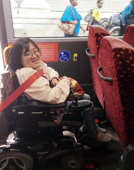 영국 시외버스에 마련된 휠체어 좌석에서 안전벨트까지 맨 윤현희씨.