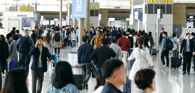 본격적인 어린이날 연휴가 시작된 지난 5월 4일 인천공항 제1여객터미널 출국장이 해외여행객들로 붐비고 있다. ⓒphoto 뉴시스