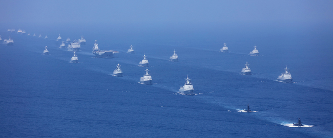 지난 4월 12일 남중국해에서 중국군 사상 최대 규모의 해상열병식이 열리고 있다. 중국 군함들이 항공모함 랴오닝호 주변에서 함께 항행 중이다. ⓒphoto 뉴시스