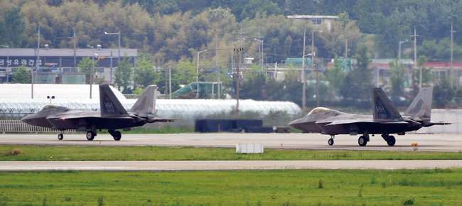 지난 5월 한·미 공군 연합훈련인 맥스선더(Max Thunder) 훈련에 참가한 미국의 최신예 스텔스 전투기 F-22 랩터. ⓒphoto 뉴시스