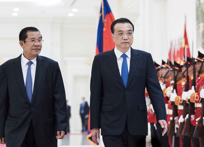 지난 1월 캄보디아를 방문한 리커창 중국 총리(오른쪽)가 훈 센 총리와 함께 의장대 사열을 하고 있다. ⓒphoto 뉴시스