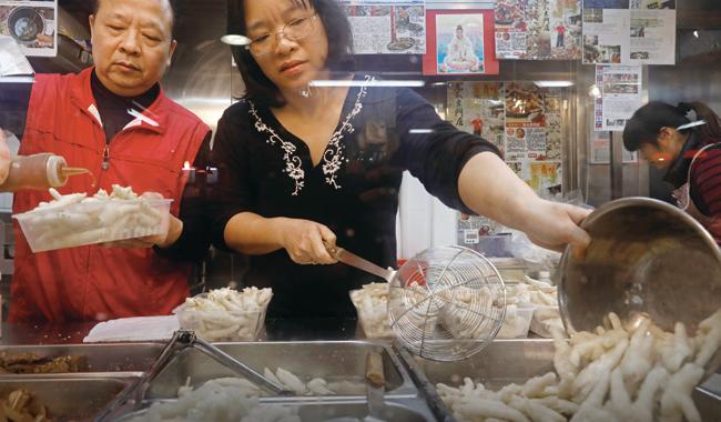 중국인들이 즐기는 닭발 튀김. 중국은 세계 최대의 닭발 수입국이다. ⓒphoto 뉴시스