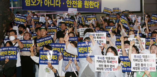 지난 6월 30일 서울 광화문에서 열린 난민 수용 반대 집회에 참석한 사람들. ⓒphoto 조인원 조선일보 기자
