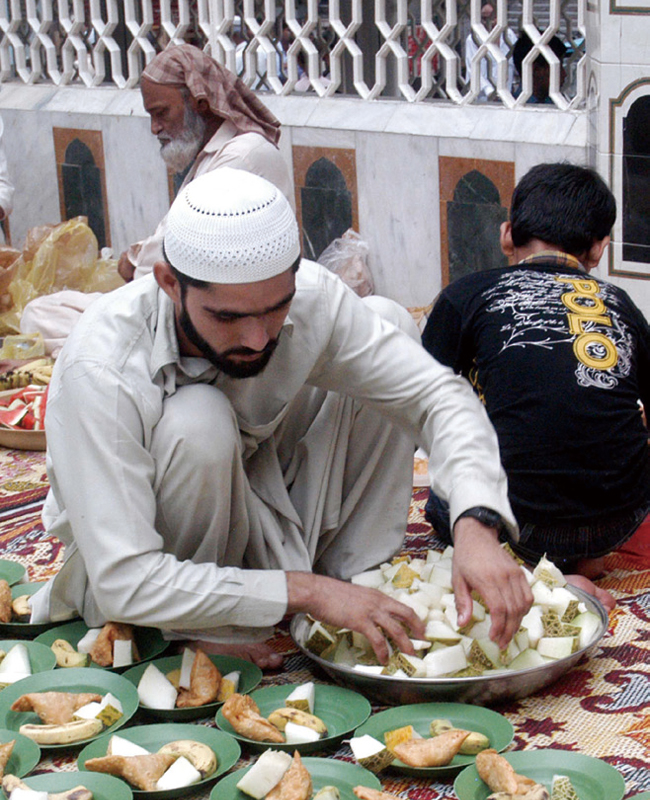 파키스탄의 한 무슬림 남성이 라마단 음식을 준비하고 있다. ⓒphoto 뉴시스
