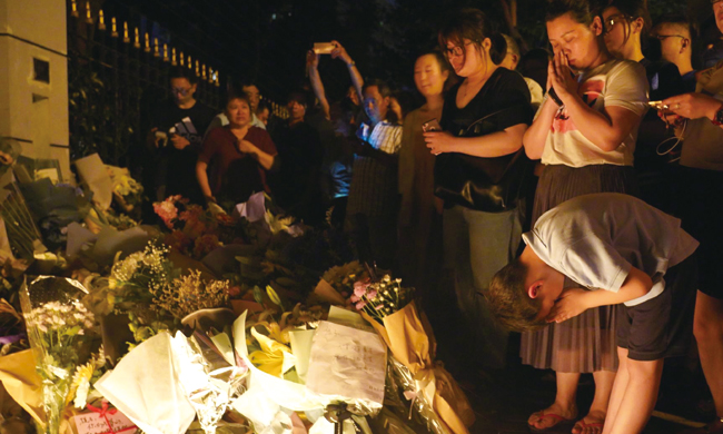 피살된 학생들을 추모하는 상하이 시민들. ⓒphoto 차이나데일리