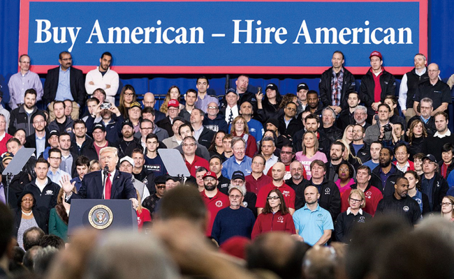 트럼프 미국 대통령이 자동차산업 노동자들에게 일자리 창출을 강조하고 있다. ⓒphoto 백악관