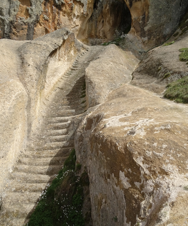 ‘미다스 아니티’ 바로 옆에 있는 ‘미다스 왕좌’. 자연동굴을 비잔틴시대 수도원으로 개조해 1000여년간 활용했다.