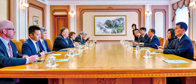 지난 7월 6일 폼페이오 미국 국무장관(왼쪽 앞에서부터 네 번째)과 김영철 북한 통전부장(오른쪽 앞에서부터 세 번째)이 평양에서 회담하고 있다. ⓒphoto 미국 국무부