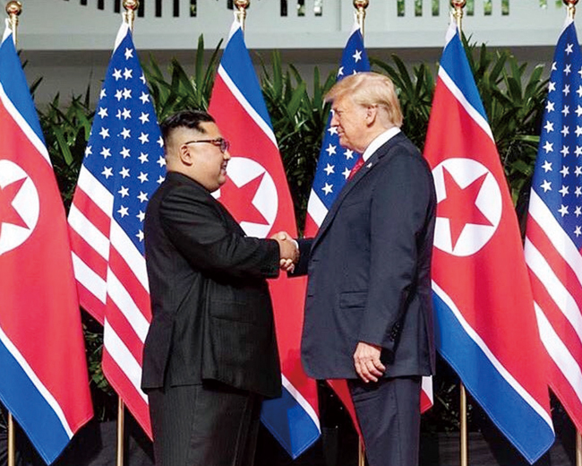 지난 6월 12일 싱가포르 미·북 정상회담에서 트럼프 미국 대통령과 김정은 북한 국무위원장이 악수하고 있다. ⓒphoto 미국 백악관
