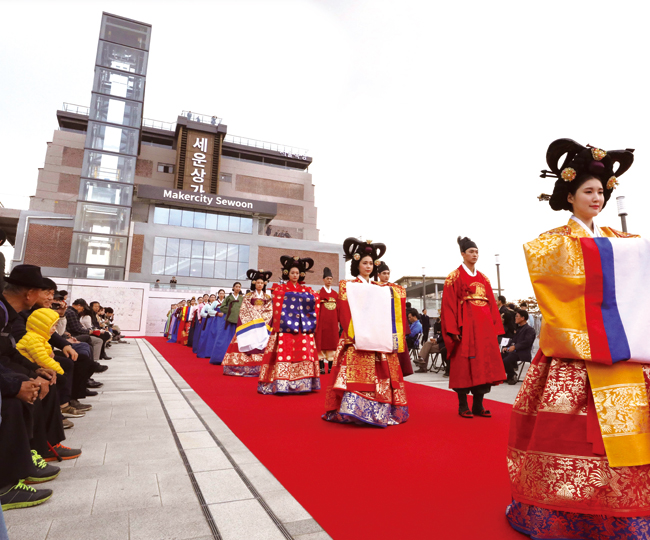 서울 도시재생사업의 대표적 사례로 꼽히는 세운상가. 재단장한 기념으로 지난해 11월 1일 ‘서울 365-역사를 걷다 패션쇼’가 열렸다. ⓒphoto 뉴시스