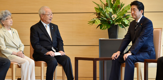 지난 6월 14일 아베 일본 총리(오른쪽)가 일본인 납북자 가족 대표들과 면담하고 있다. ⓒphoto 뉴시스