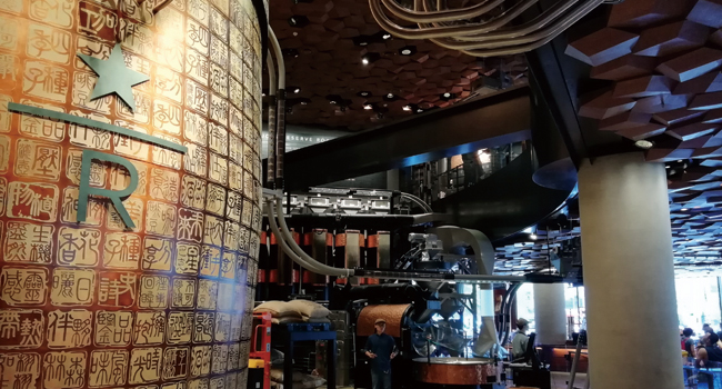 세계에서 두 번째로 들어선 상하이 스타벅스 리저브 로스터리 매장 내부.