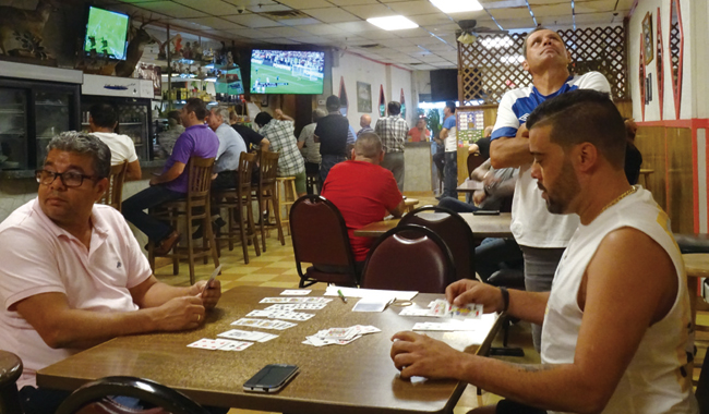 카페에서 카드놀이를 즐기는 뉴어크의 포르투갈 이민자들.
