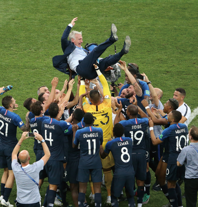 2018 러시아월드컵 결승전에서 크로아티아를 이긴 프랑스팀이 경기가 끝난 후 디디에 데샹 감독을 헹가래 치고 있다. ⓒphoto 뉴시스
