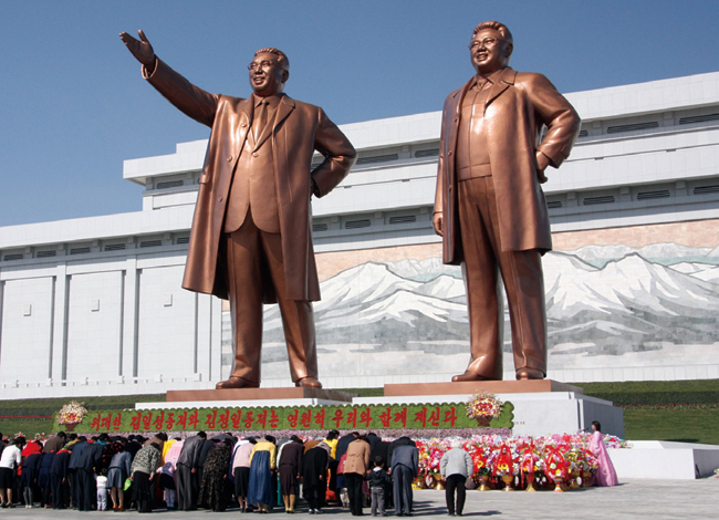 북한 주민들이 평양 만수대의 김일성과 김정일 동상에 절을 하고 있다. ⓒphoto 위키피디아