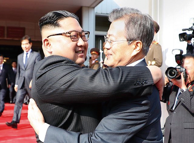 문재인 대통령과 김정은이 지난 5월 27일 통일각에서 정상회담 후 서로 껴안고 있다. ⓒphoto 청와대