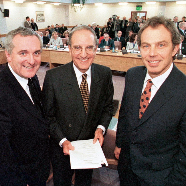 1998년 4월 10일 북아일랜드 평화협정에 사인한 후 토니 블레어 영국 총리(오른쪽)와 베티 아헨 아일랜드 총리(왼쪽)가 조지 미첼 미 상원의원(가운데)과 함께 포즈를 취했다. 이 평화협정으로 영국과 아일랜드는 오랜 세월 쌓인 증오와 적대감을 털어내고 평화와 공존의 길로 나섰다. ⓒphoto APㆍ뉴시스