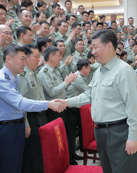 시진핑 중국 국가주석 겸 중앙군사위 주석이 지난 5월 16일 8차 중국공산당 전당대회에 참석한 인민해방군 대의원들과 악수하고 있다. ⓒphoto 뉴시스