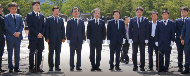 지난 7월 30일 경남 김해 봉하마을 노무현 전 대통령 묘역을 참배한 김병준 위원장(오른쪽에서 여섯 번째). ⓒphoto 뉴시스