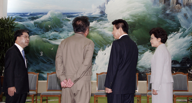 2007년 10월 남북 정상회담 당시 두 정상이 백화원 영빈관에서 ‘총석정의 파도’를 보고 있다. (왼쪽부터) 이재정 당시 통일부 장관, 김정일 국방위원장, 노무현 대통령 내외. ⓒphoto 뉴시스